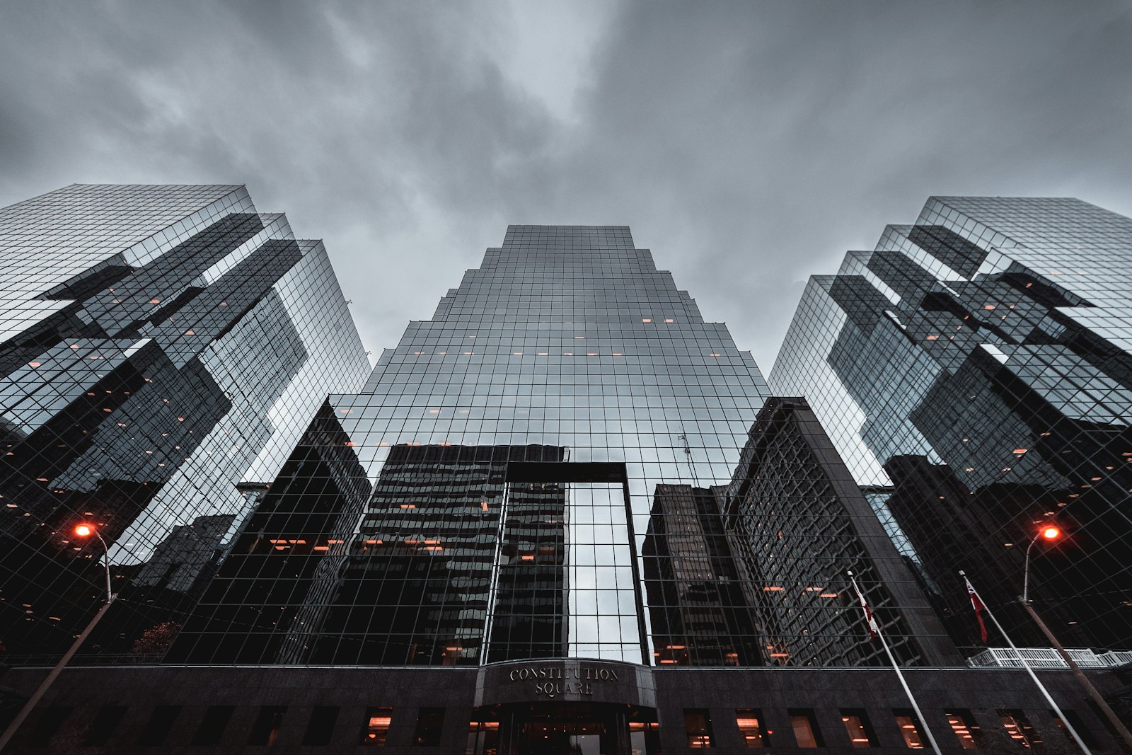 Arquitectura monumental ao entardecer — sede corporativa