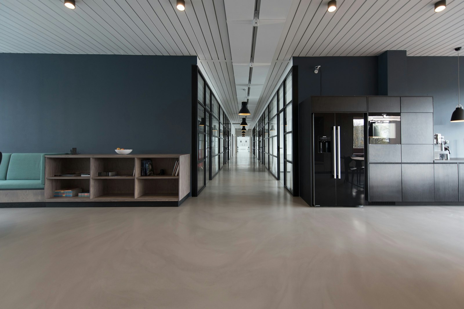Interior corporativo sóbrio — corredor de escritórios com iluminação pontual
